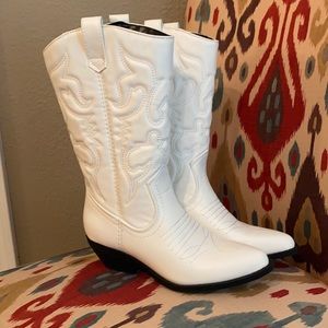 Women’s white cowgirl boots size 5.5